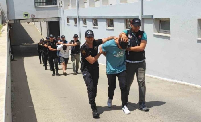 Uyuşturucu sattığı öne sürülen 5 zanlı tutuklandı