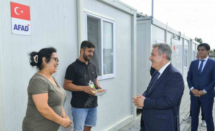 Vali Elban, depremzedeler ile bayramlaştı