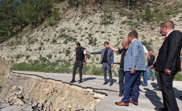 Vali, kapanan yolda incelemelerde bulundu