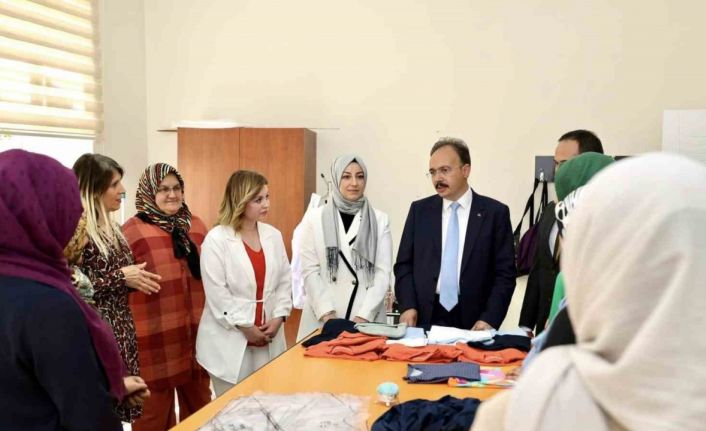 Vali Kızılkaya, kursiyerler ile bir araya geldi