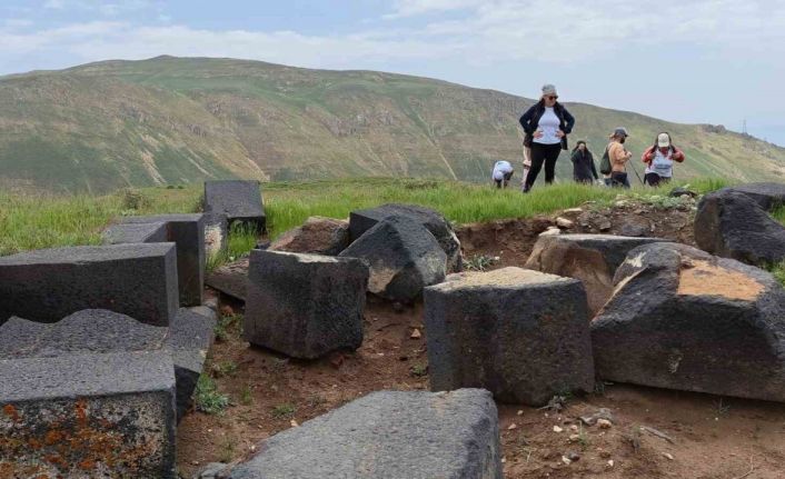 Van Gölü Aktivistleri Derneği üyelerinden doğa yürüyüşü
