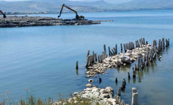 Van Gölü’nde balçık temizliği sonrası 100 yıllık iskele tamamen ortaya çıktı