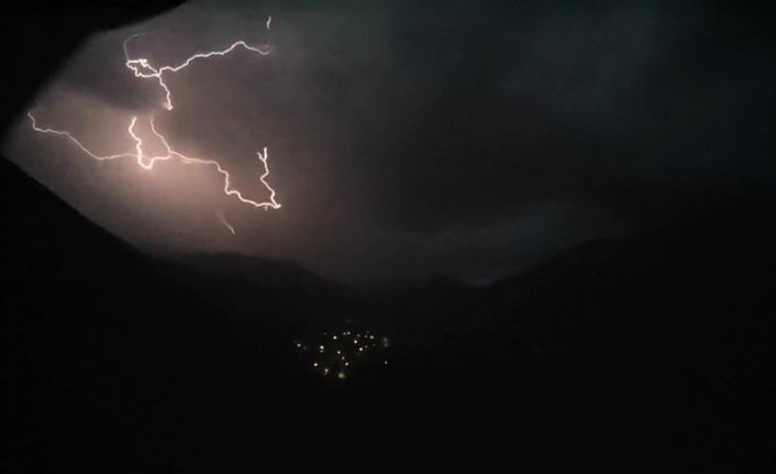 Van’da şimşekler geceyi aydınlattı