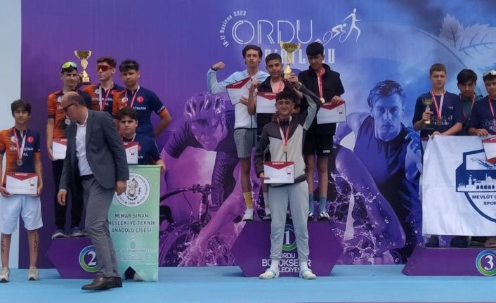 Vanlı öğrenciler ‘Okul Sporları Triatlon Türkiye Şampiyonası’na damga vurdu
