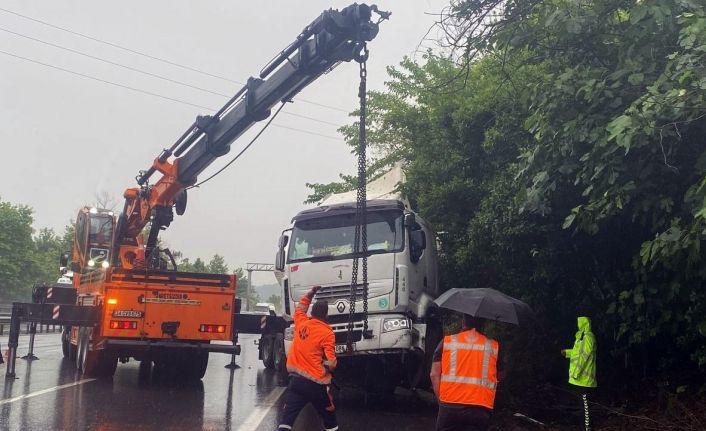 Yağış otoyolda kazayı beraberinde getirdi, uzun araç kuyrukları oluştu