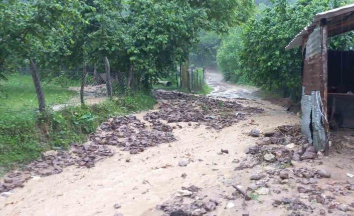 Yağış sonrası mahalle yolu ulaşıma kapandı