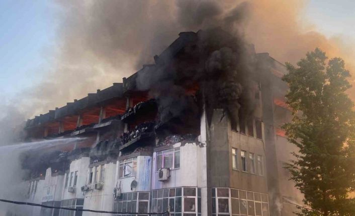 Yanan İkitelli Organize Sanayi Bölgesi’ndeki iş hanında çökme anı kameralara yansıdı