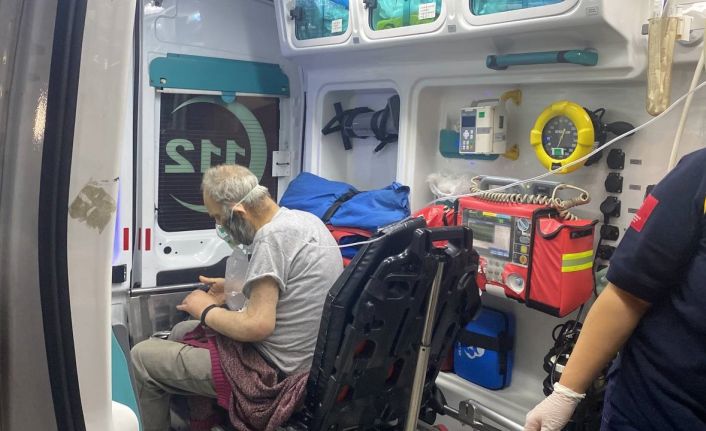 Yangında dumandan etkilenen yaşlı adam hastaneye kaldırıldı