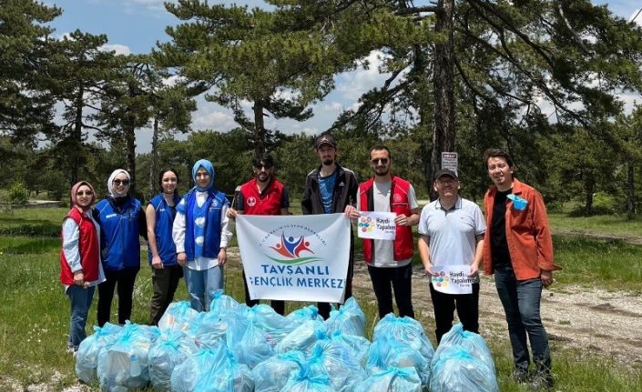 Yarım saatte 30 çöp poşeti doldu