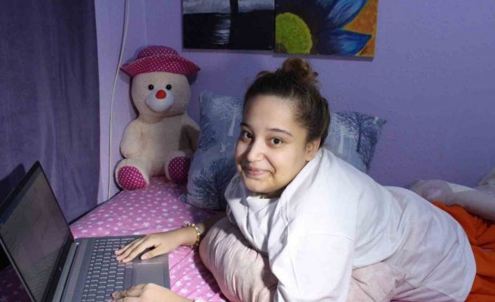 Yatağında yazdığı kitapla hayata bağlandı