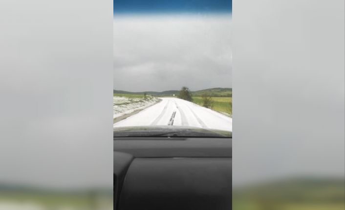 Yaz ayında dolu yağışı kıştan kalma görüntü ortaya çıkardı