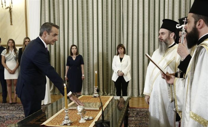 Yeniden başbakan seçilen Miçotakis yemin etti