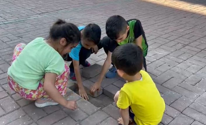 Yerinden çıkan kaldırım taşlarını yapboz oynar gibi düzeltip büyüklere ders verdiler