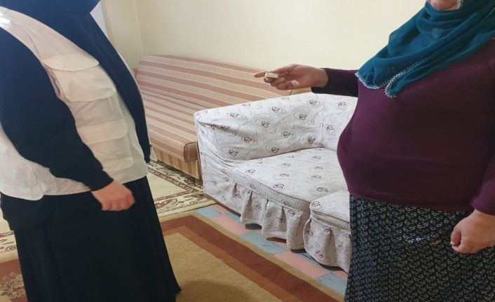 Yetimler Vakfı, Elazığ’da ev borcu olan iki yetim aileye altın yardımında bulundu