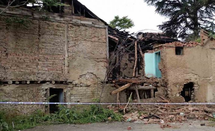 Yıldırım düşen boş haldeki evde yangın çıktı