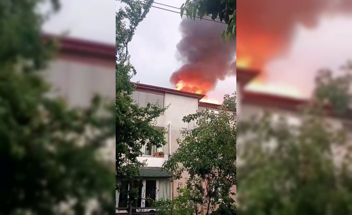 Yıldırım düşen evin çatısı alev aldı