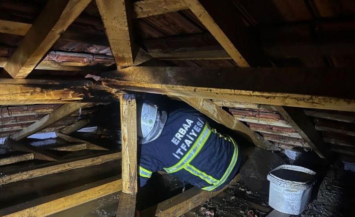 Yıldırım düşen evin çatısı yandı