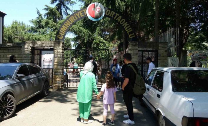 YKS’ya liseden yeni mezun olan öğrencilerin yanı sıra çok sayıda yetişkininin de girmesi dikkat çekti