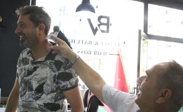 Yolda bulunan karga, kuaför salonunun maskotu oldu: Müşteriler bahşiş bile veriyor