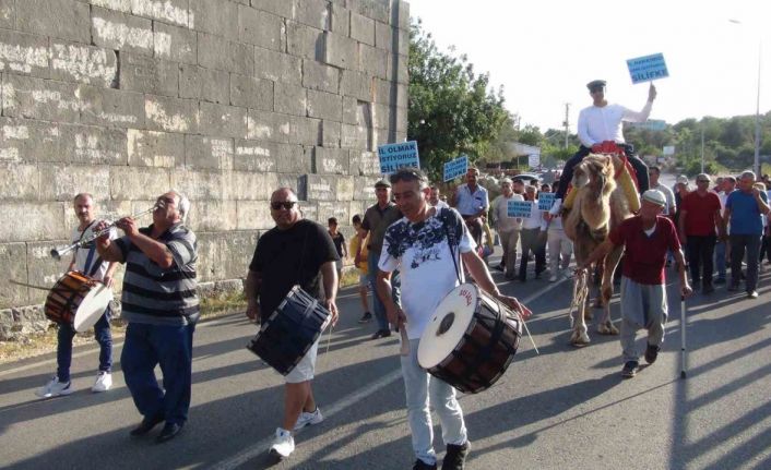Yörükler deve üzerinde Silifke’nin il olma isteğini davul ve zurna ile duyurdu