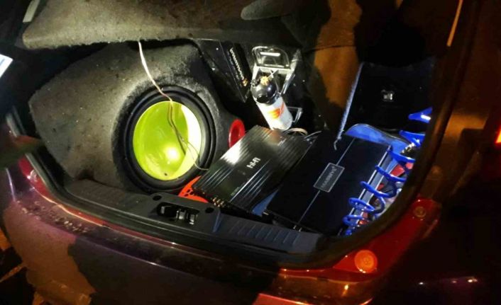 Yüksek sesle müzik dinleyerek vatandaşları rahatsız eden 18 sürücüye 17 bin TL ceza kesildi