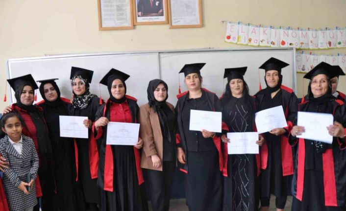 Yüksekova’da 18 kadın ilkokuldan mezun oldu