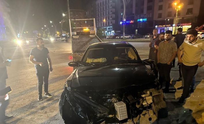 Yüksekova’da aracıyla elektrik direğine çarpan sürücü yaralandı