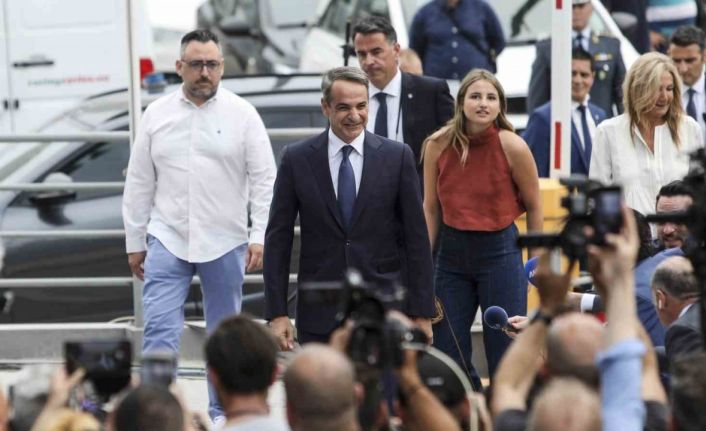 Yunanistan’da sandık çıkış anketlerine göre Miçotakis’in partisinin seçimi büyük farkla kazanması bekleniyor