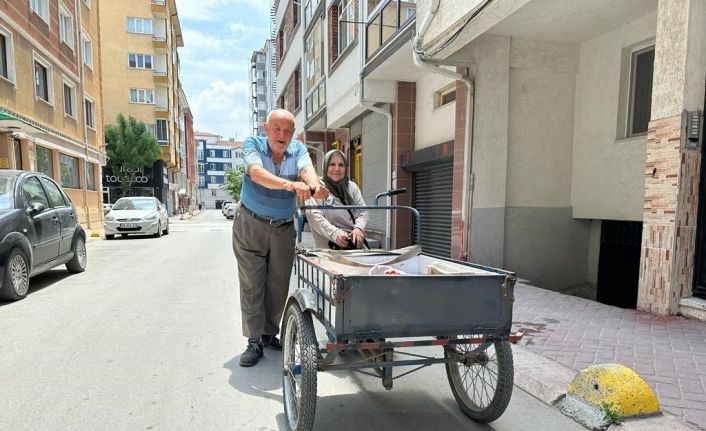 Yürümekte güçlük çeken eşini 3 tekerlekli bisikletle taşıyor