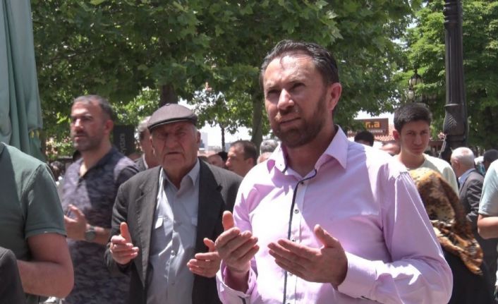 Yüzlerce veli YKS’ye girecek çocukları için Hacı Bayram Veli Türbesi’nde dua etti