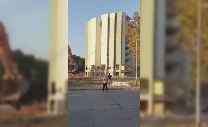 10 katlı bina 2 iş makinesine bağlanan çelik halatlarla yıkıldı, o anlar kamerada