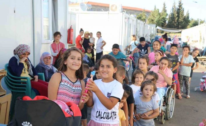 10 yaşındaki depremzede, oyuncaklarını kendi gibi afetzede çocuklara dağıttı