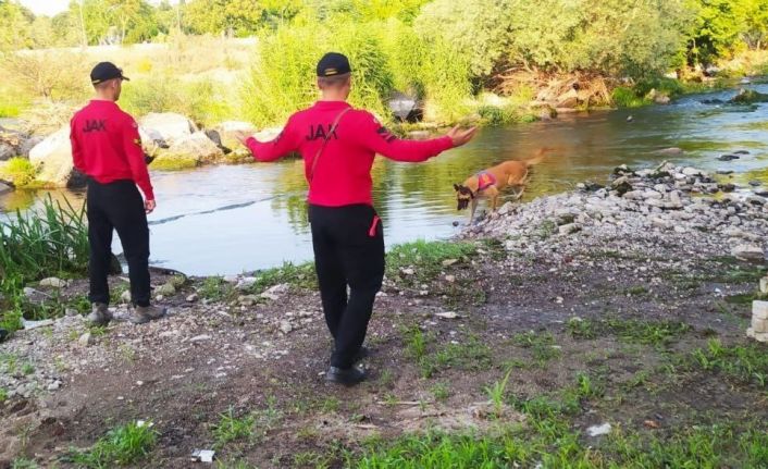 17 gündür kayıp olan Korhan Berzeg, görüldüğü iddia edilen Gönen Çayı ve çevresinde aranıyor