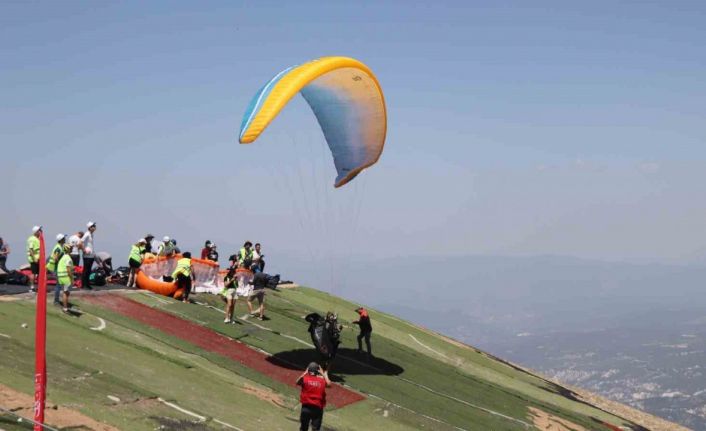 18 ülkeden 101 paraşütçü Çameli semalarını süsledi