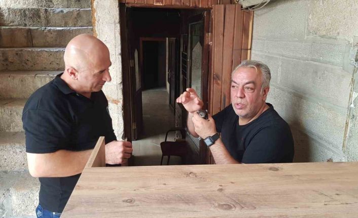 378 yıllık Cinci Han’ın bahçesine düşen ebabil kuşu yetkililere teslim edildi