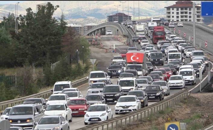 43 ilin geçiş güzergahında kuvvetli yağış etkili oldu: Kazalar peş peşe geldi, 8 yaralı