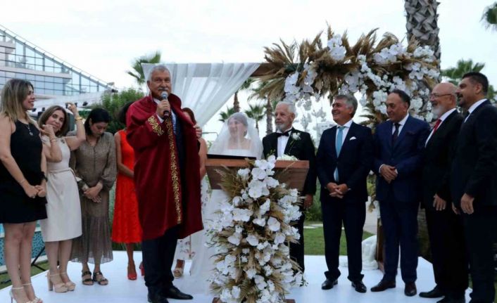 4 çocuk ve 7 torunları olan çift evliliklerinin 50. yılında nikah tazeledi