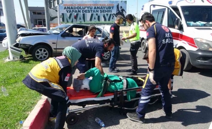 4 kişinin yaralandığı kazada şoka giren sürücü araçtan inmek istemedi