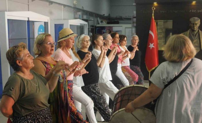 50 yaş üstü halk oyunları ekipleri gençlere taş çıkartıyor