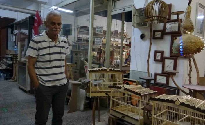 70 yaşında ahşap oyma sanatını yaşatmaya çalışıyor