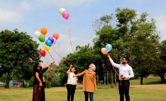 7 defa bıçaklayan kocasından 3 yıl sonra boşandı, zaferini balonlarla kutladı