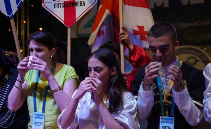 7 farklı ülkeden katılan dansçılar en hızlı şekilde çay içmeye çalıştı