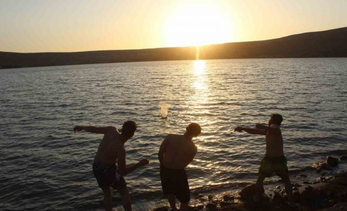 Acıgöl gün batımında çok sayıda ziyaretçiye ev sahipliği yapıyor