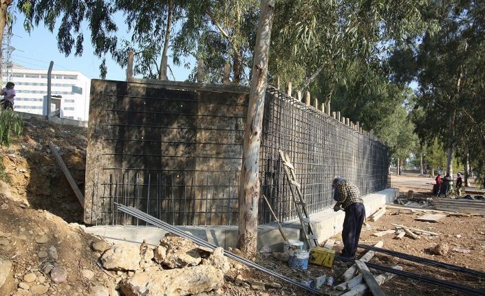 Adana 15 Temmuz Şehitler Köprüsü kavşağında durak inşası sürüyor