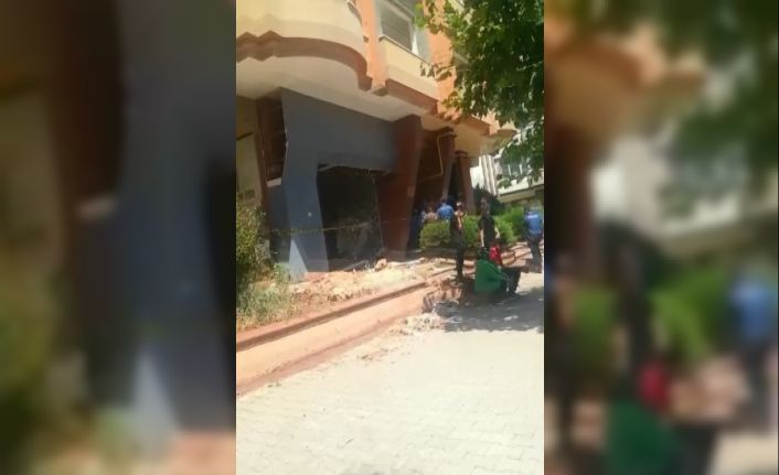 Ağır hasarlı binanın su kuyusunda bir şahıs ölü bulundu