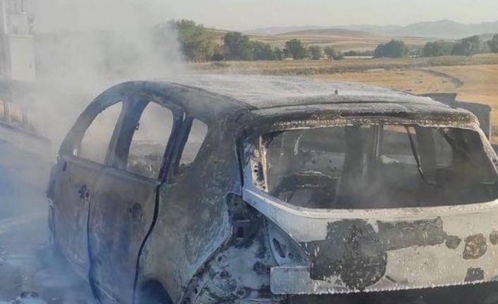 Aksaray’da yanan otomobil küle döndü