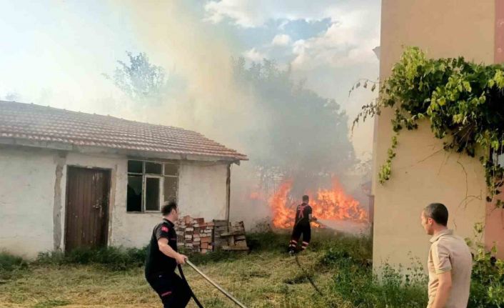 Alevlere teslim olan odunluk küle döndü
