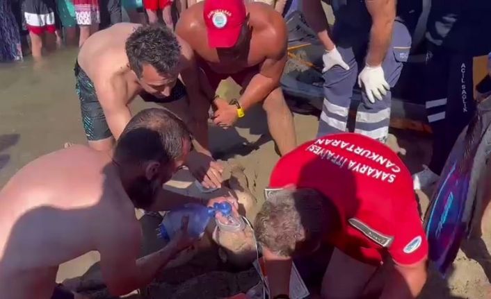 Alkol ve uyuşturucu kullandığı öne sürülen genç, denizde boğulma tehlikesi geçirdi