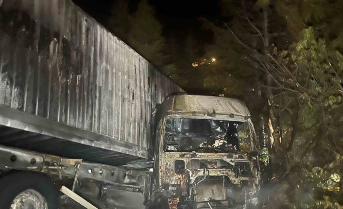 Ankara’da kontrolden çıkan tır şarampole yuvarlanıp alev aldı