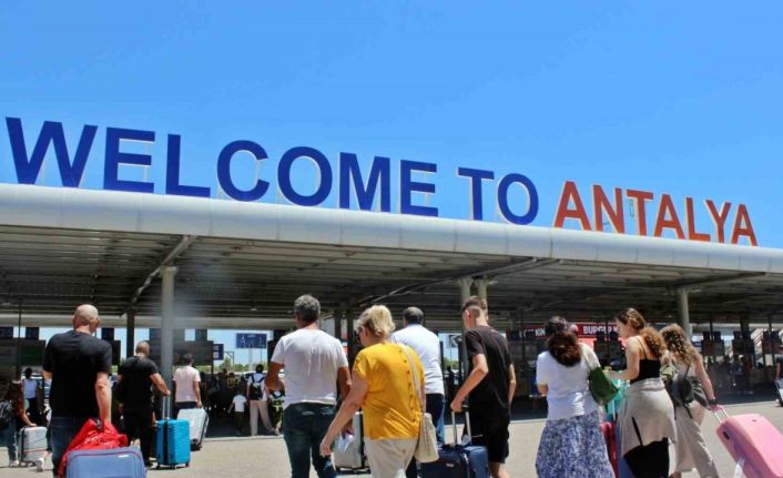 Antalya Valisi Yazıcı: "10 gündür günlük 80-90 bin kişi alıyoruz, cumartesi günleri 90 bini geçiyoruz"